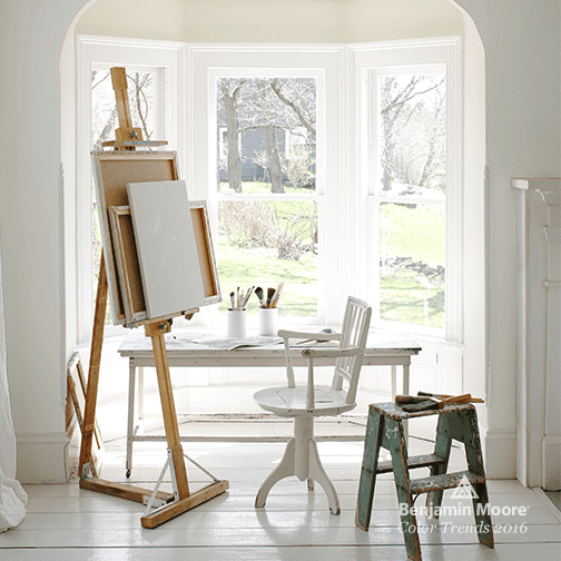 工作室与简单的白墙和木制艺术画架