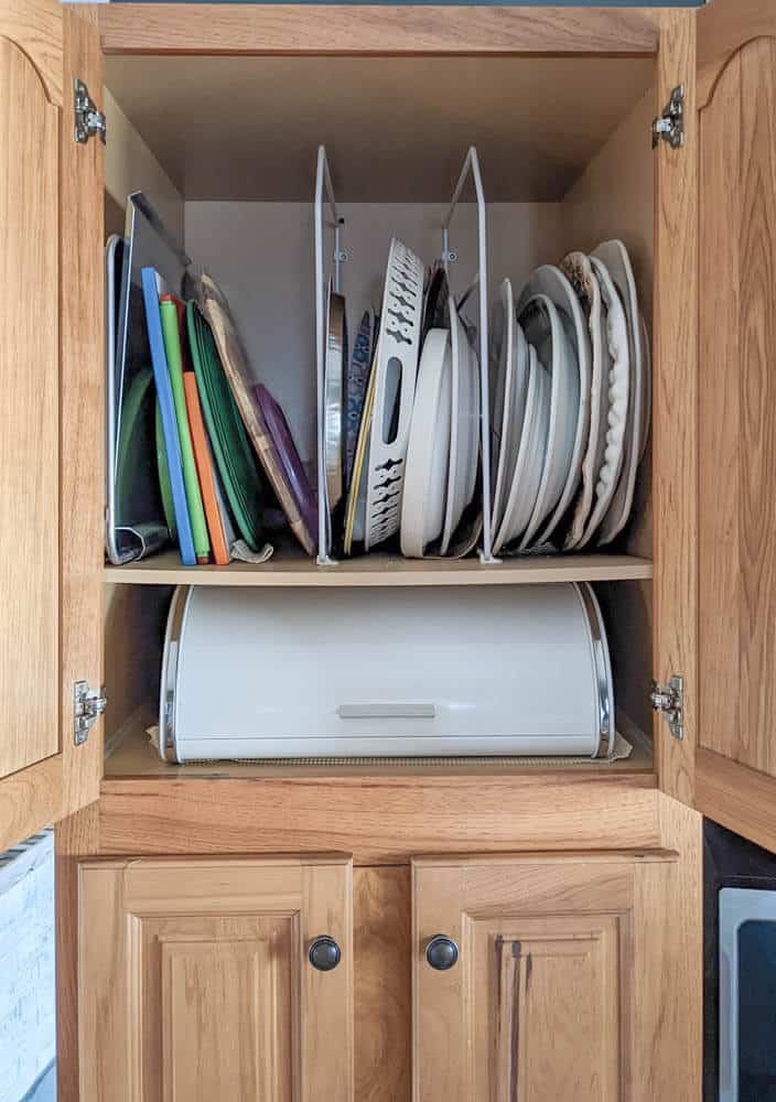 拼盘、托盘和切菜板直立存放于柜中