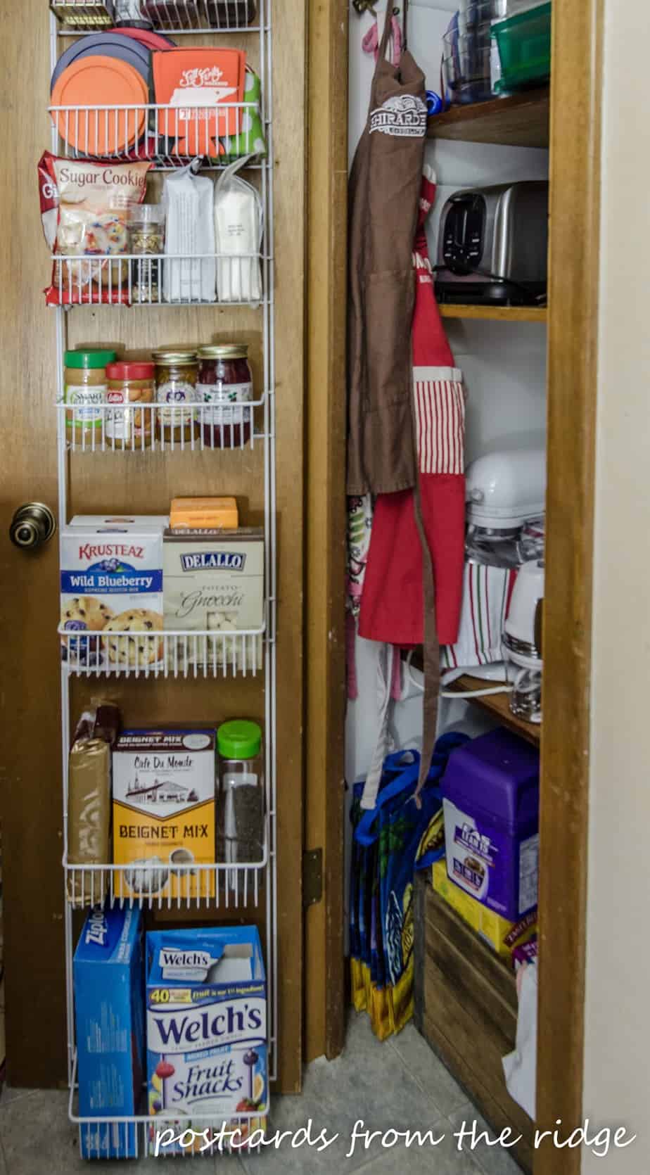 食品储藏室门组织者加上厨房组织更多的想法。