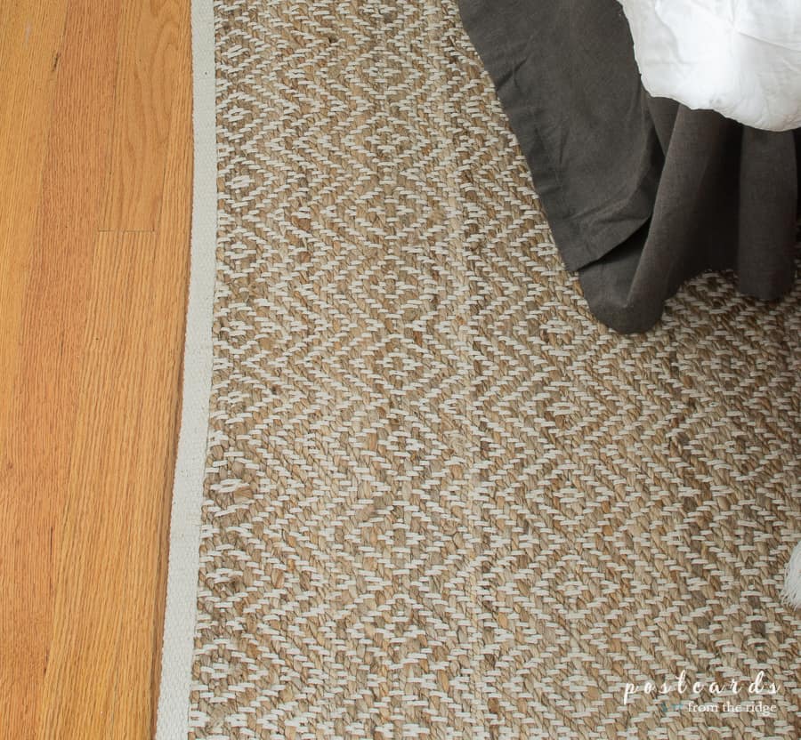 这张黄麻和棉布的地毯非常适合与许多不同的风格搭配。