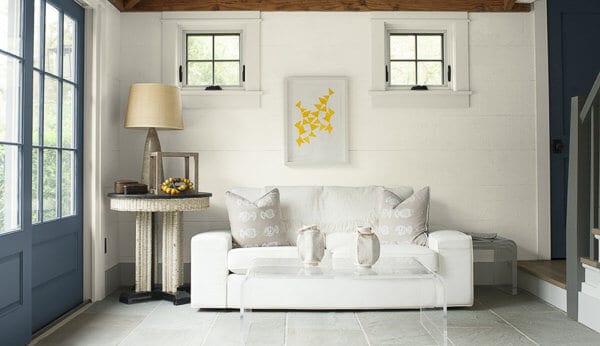 本杰明·摩尔简单的白色客厅