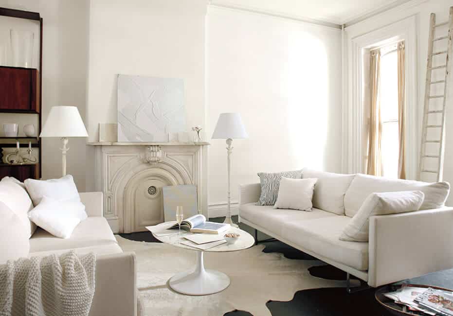 本杰明·摩尔简单的白色客厅
