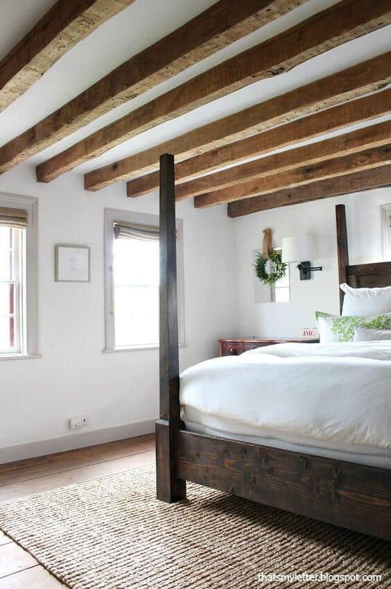 简单的白色卧室与木梁