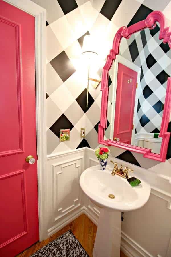浴室门漆成亮粉色