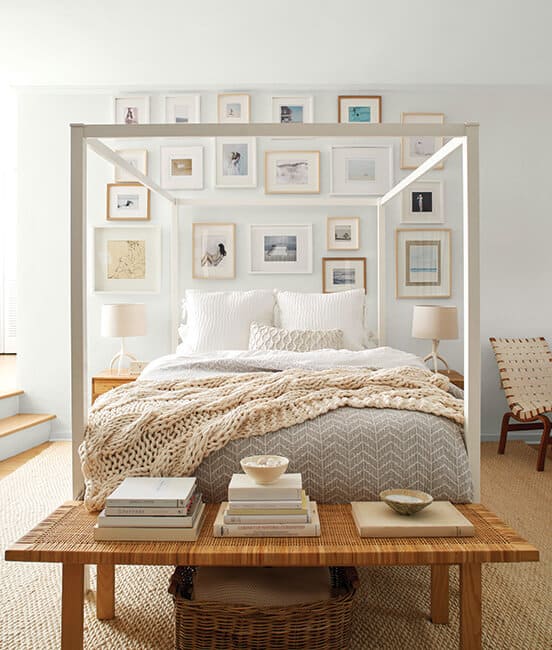 海岸祖母风格的卧室与本杰明摩尔白色缕墙