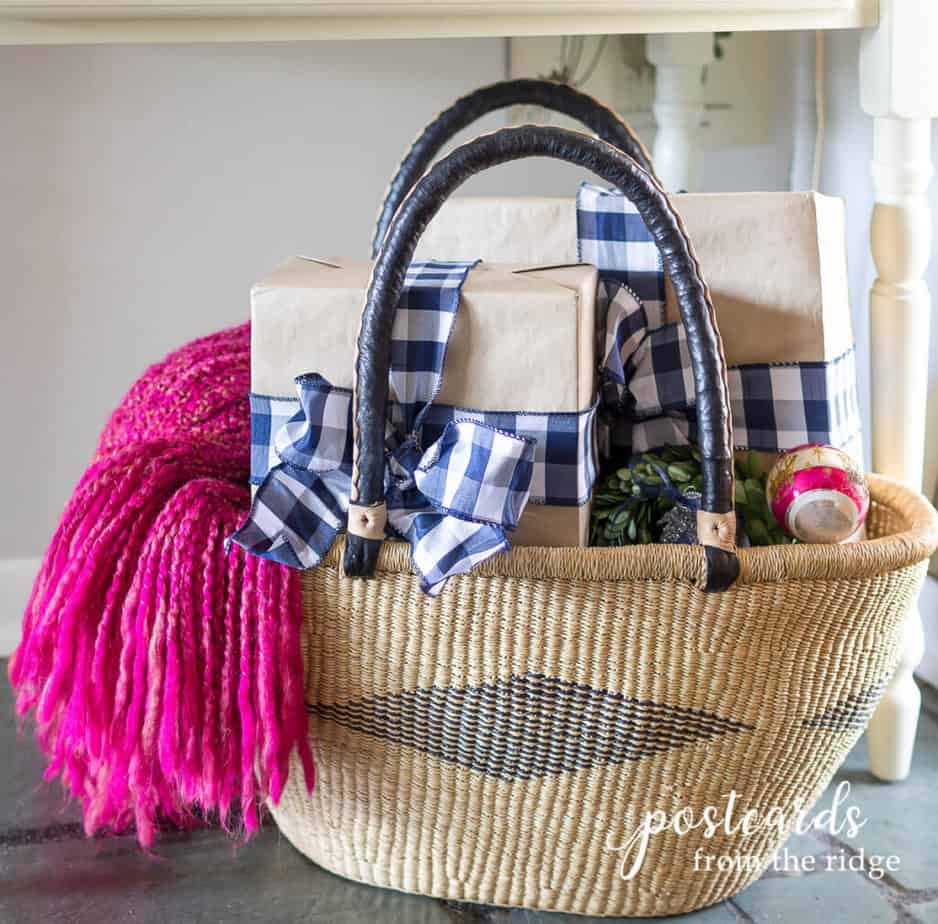 非洲编织篮子用热粉色毯子和蓝白相间的礼物