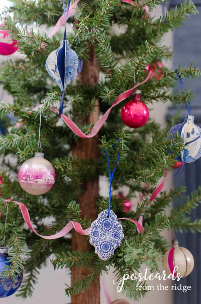 圣诞树用粉色,蓝色,白色