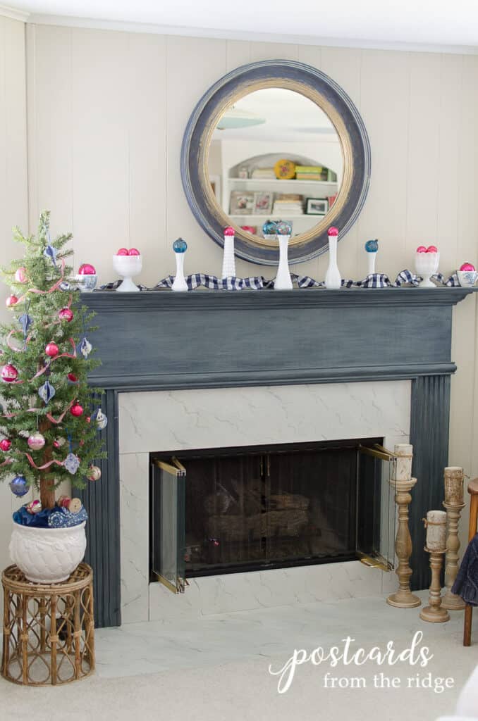 蓝色与粉红色的壁炉,蓝色和白色的圣诞装饰品