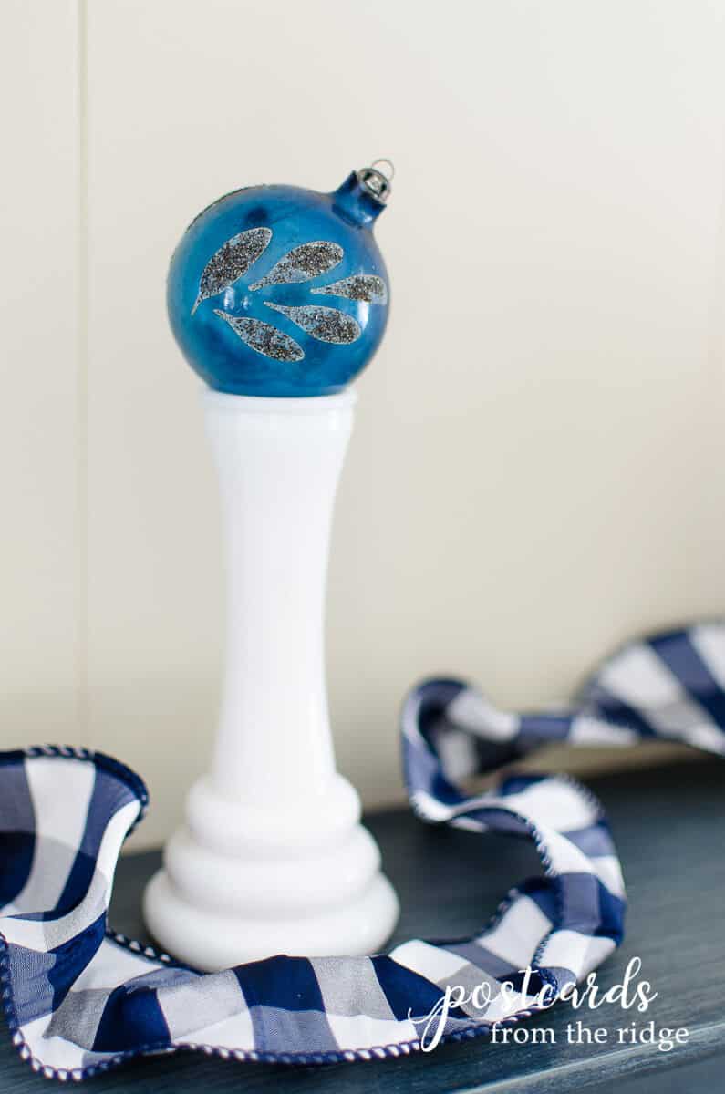 复古蓝圣诞装饰玻璃花瓶上的牛奶
